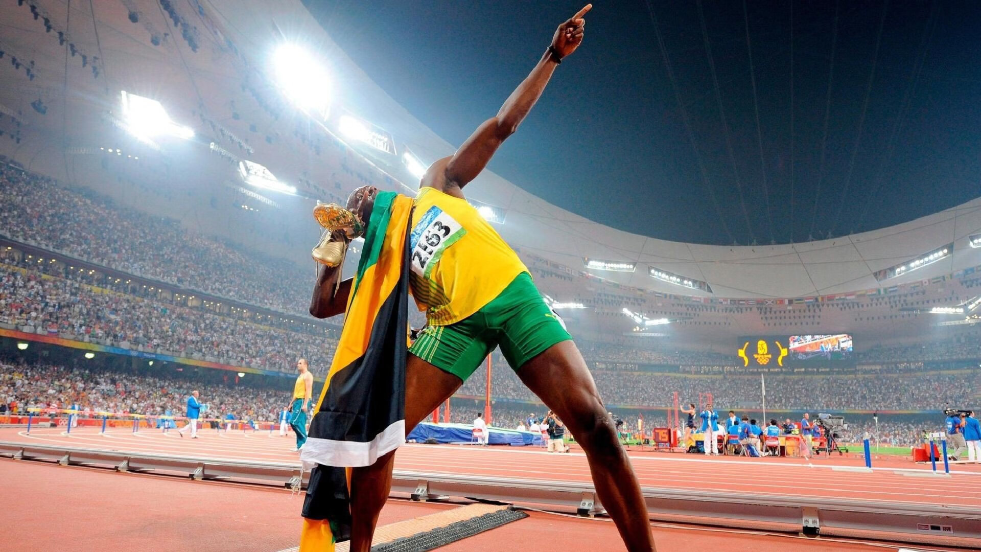 梅西第七次捧起金球奖 刷新历史纪录再创辉煌